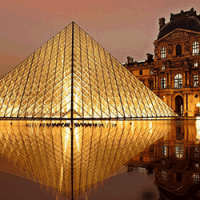 Traductrice spécialisée dans le tourisme de luxe pyramide du Louvres